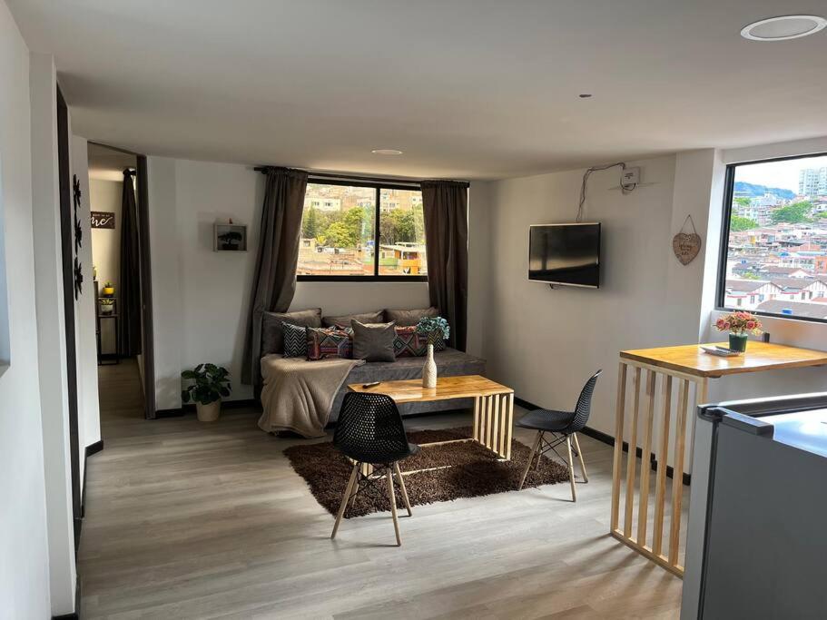 a living room with a couch and a table and chairs at Hermoso apartamento 501 Ibagué in Ibagué