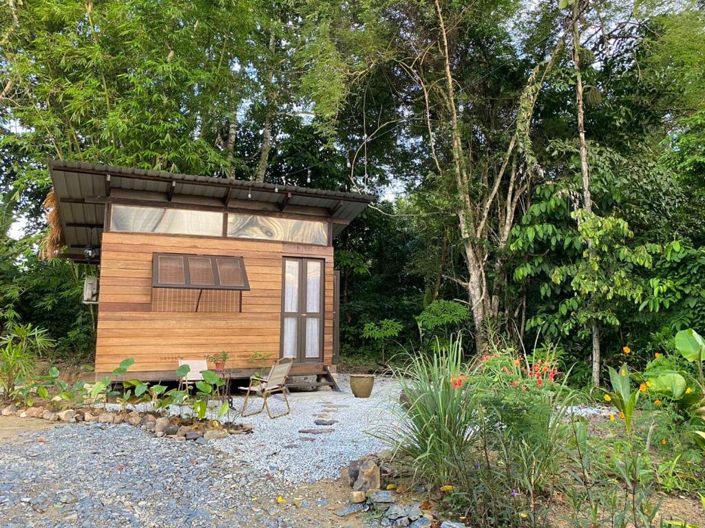 Cabaña pequeña en medio de un jardín en Kebun Lisdtari farmstay, en Air Hangat