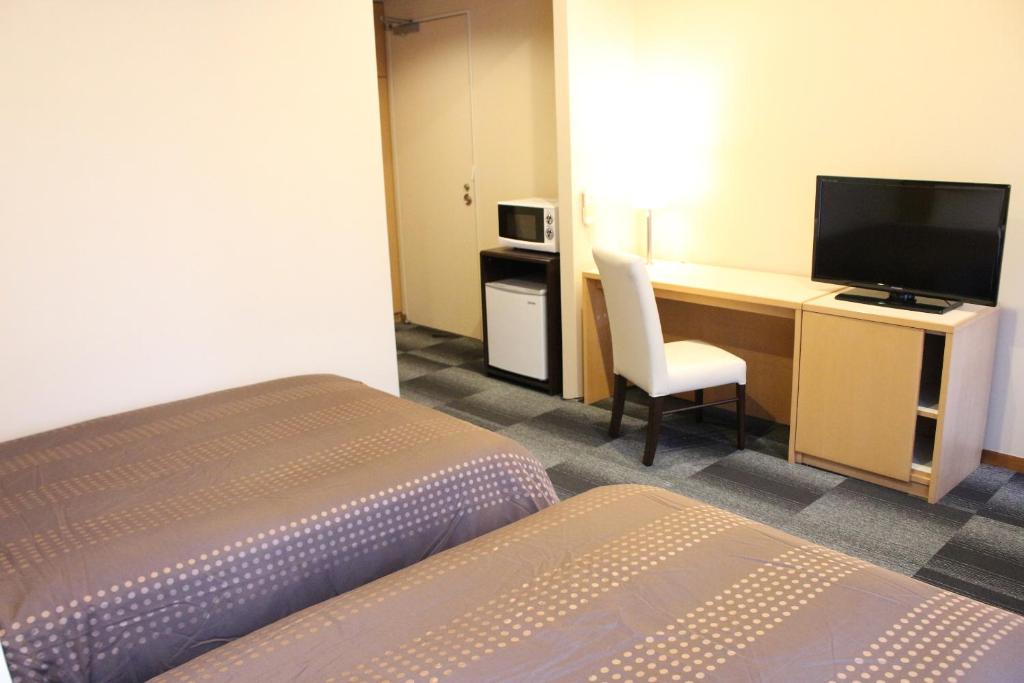TV a/nebo společenská místnost v ubytování HOTEL LiVEMAX BUDGET Chiba Mihama