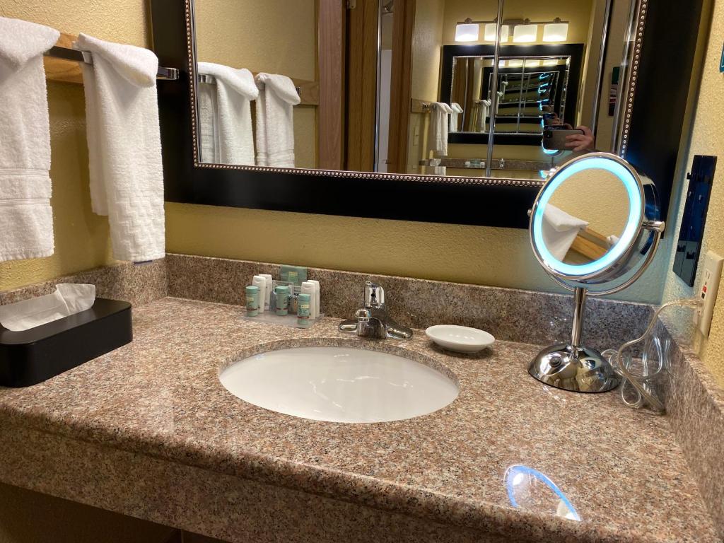 Wingate by Wyndham Mount Vernon - King Room - Non-Smoking