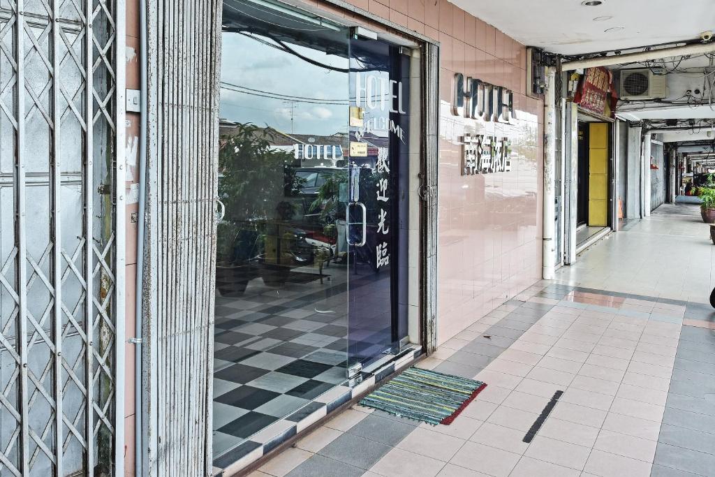 a glass door of a store on a street at OYO 90806 Rumah Tumpangan Laut Selatan in Johor Bahru