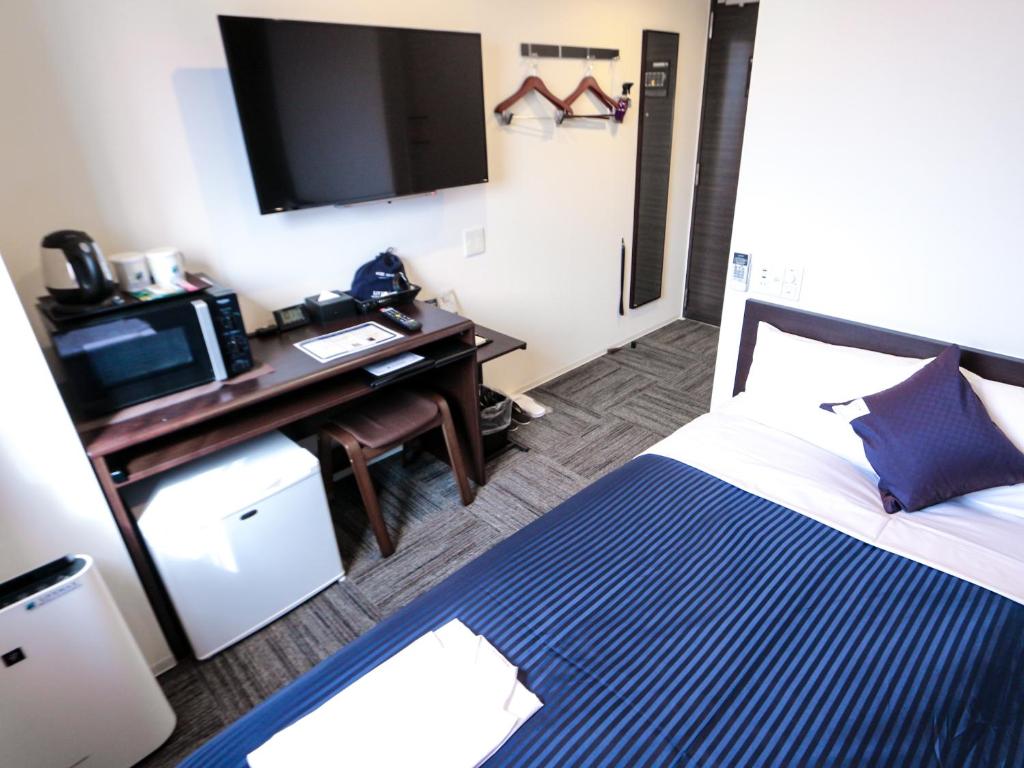 Postel nebo postele na pokoji v ubytování HOTEL LiVEMAX Tokyo Kanda EAST
