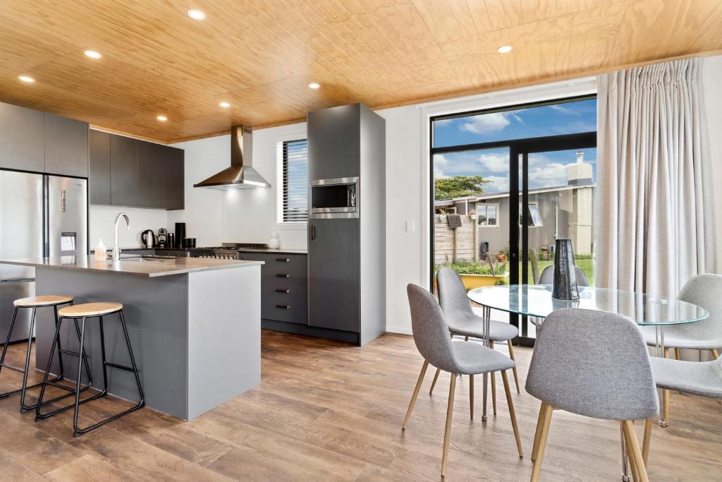 Custom designed holiday home, next to Cycleway. - Herenhuis Met Drie Slaapkamers
