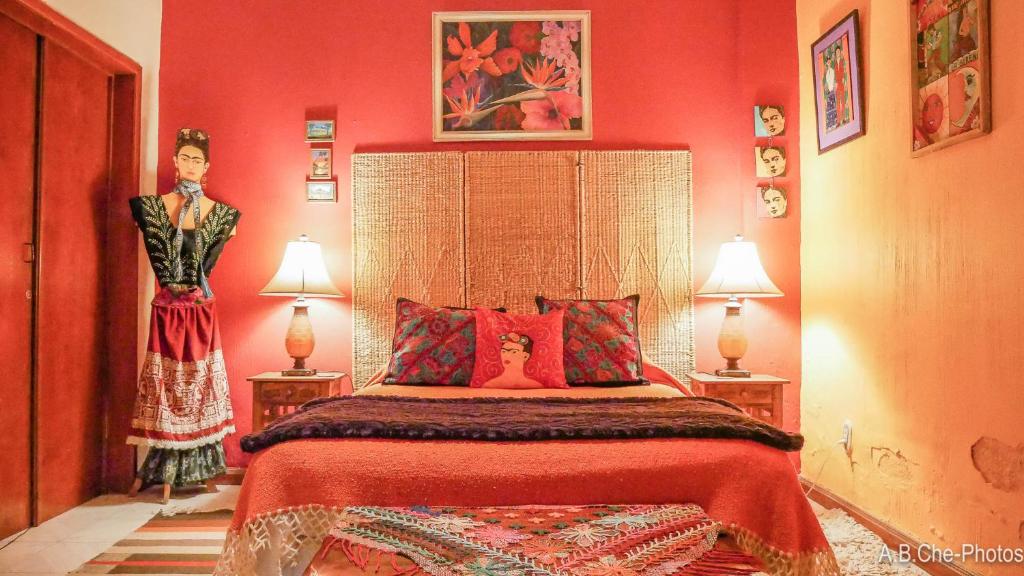 Una cama o camas en una habitación de Casona Rosa B&B, Morelia