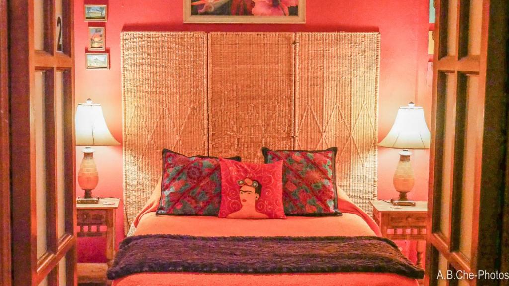 Postel nebo postele na pokoji v ubytování Casona Rosa B&B, Morelia