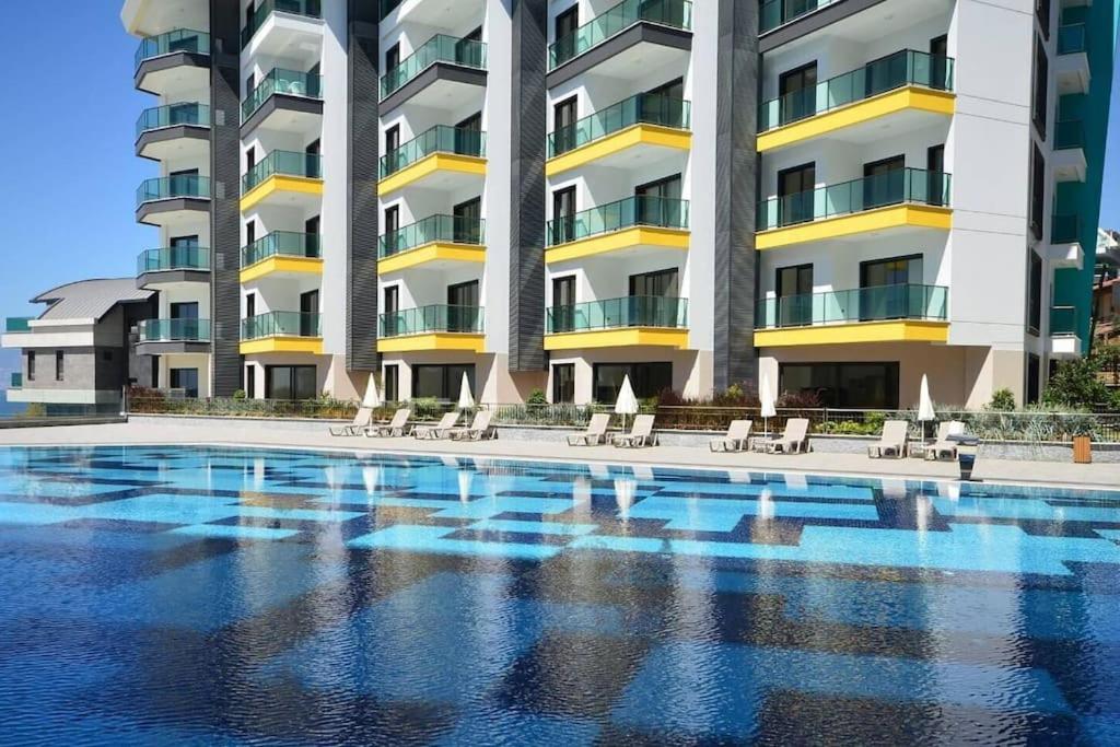 una piscina frente a un edificio en Premium Mediterranean Apartment, en Alanya