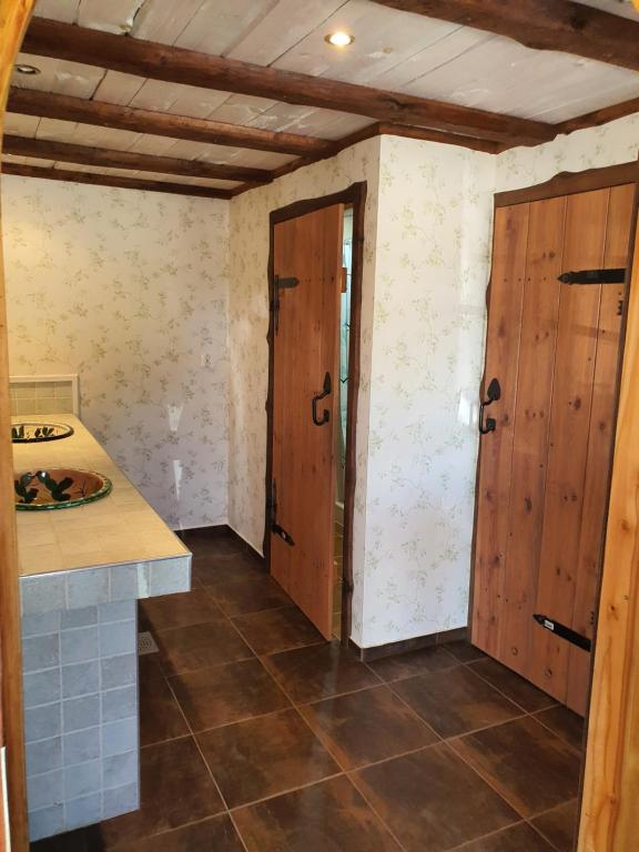 Kuchyň nebo kuchyňský kout v ubytování Svensson's Log Cabins
