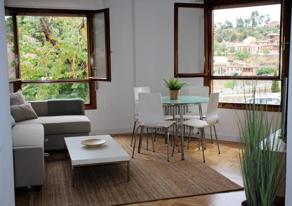 uma sala de estar com um sofá e uma mesa em Vega del Tajo- CON PARKING GRATIS em Toledo