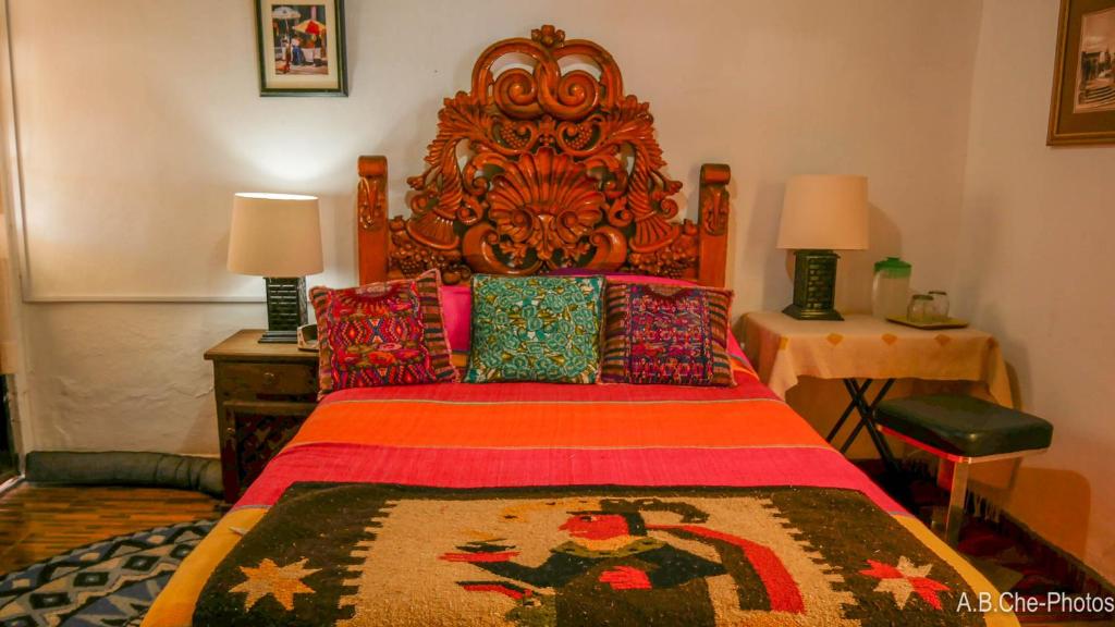 Postel nebo postele na pokoji v ubytování Casona Rosa B&B, Morelia