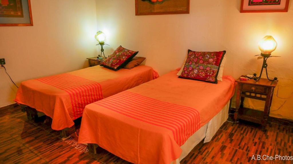 Postel nebo postele na pokoji v ubytování Casona Rosa B&B, Morelia