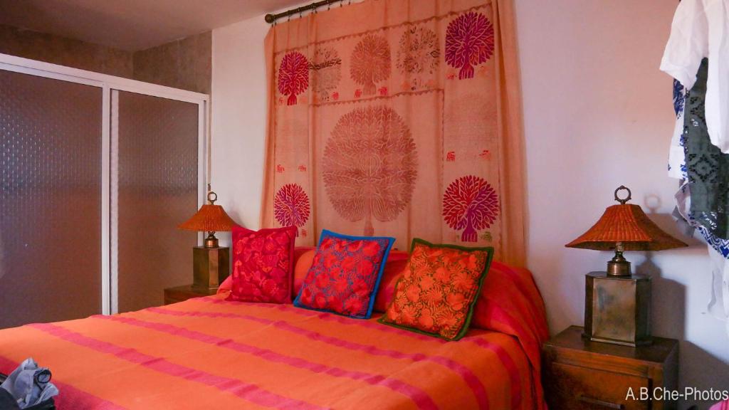 Postel nebo postele na pokoji v ubytování Casona Rosa B&B, Morelia