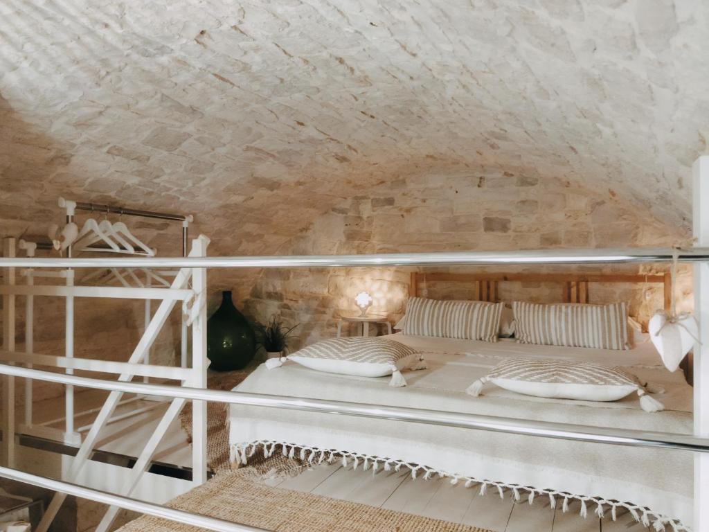 a room with two bunk beds in a cave at Casa De Amicis 24 in Sammichele di Bari