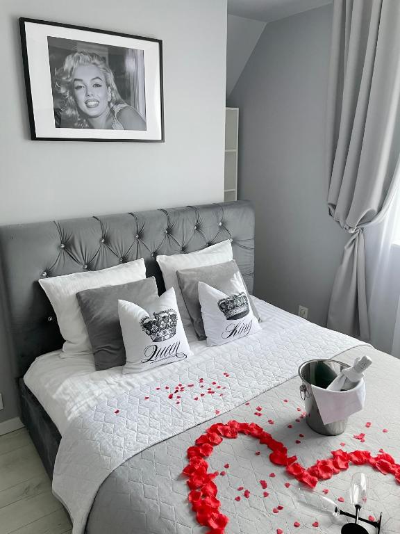 Postel nebo postele na pokoji v ubytování Pokoje Marilyn Monroe