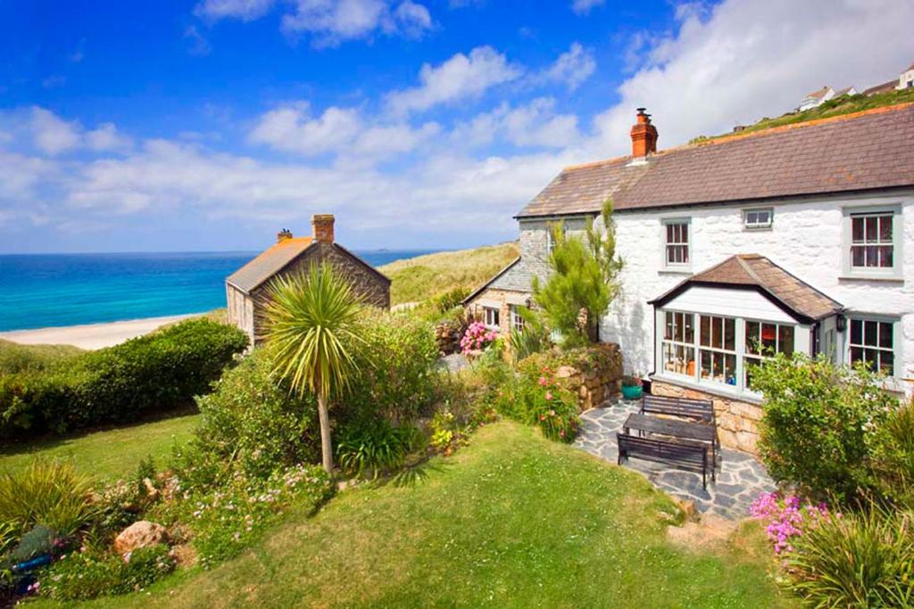 Casa blanca con vistas al océano en Petra, Cornish Cottage With lovely Garden, Wow Sea Views, By the Beach, en Sennen