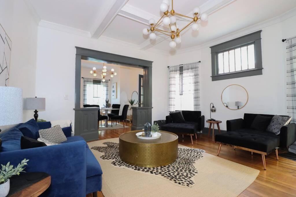 uma sala de estar com um sofá azul e uma mesa em Modern Midtown Getaway - Luxury Chic Unit em Atlanta