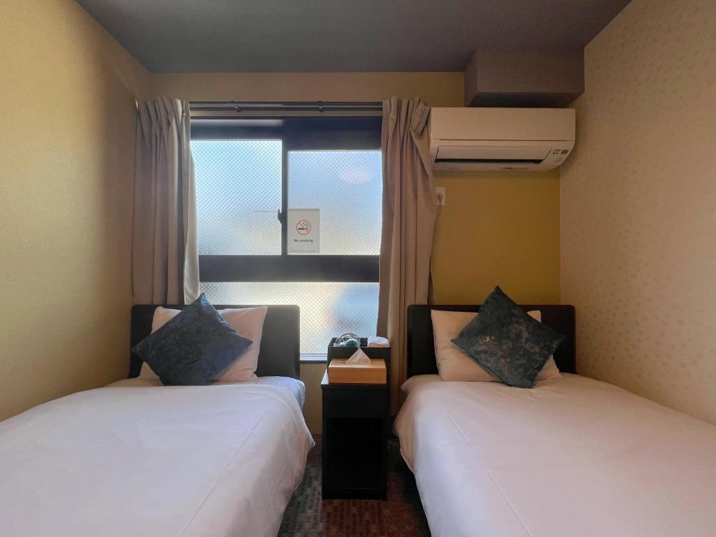 Postel nebo postele na pokoji v ubytování Miro Kyoto Nijo Hotel