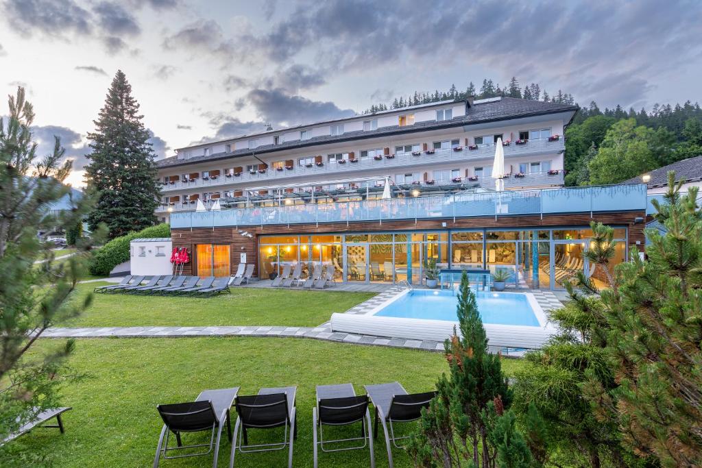Bazén v ubytování Hotel-Restaurant Grimmingblick nebo v jeho okolí