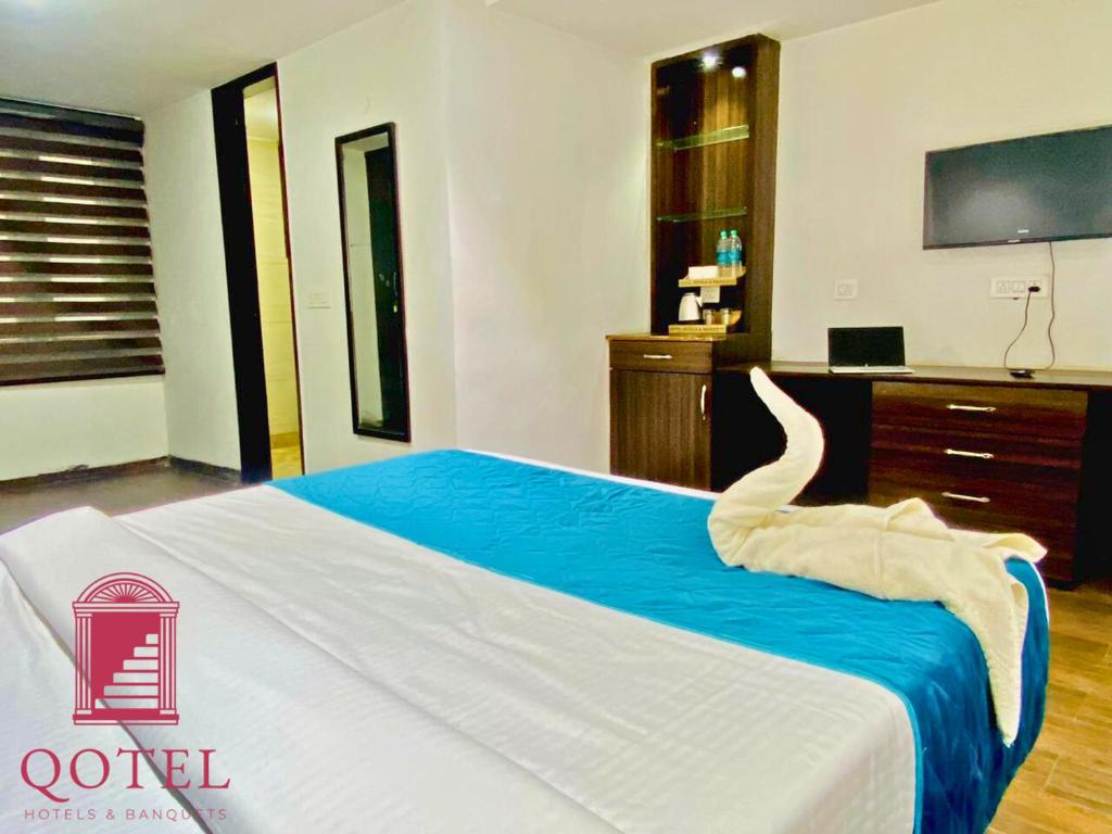 Postel nebo postele na pokoji v ubytování Qotel Hotel Rajouri Garden Above Ritu Marbles, Near Rajouri Garden Metro Station-Couple Friendly