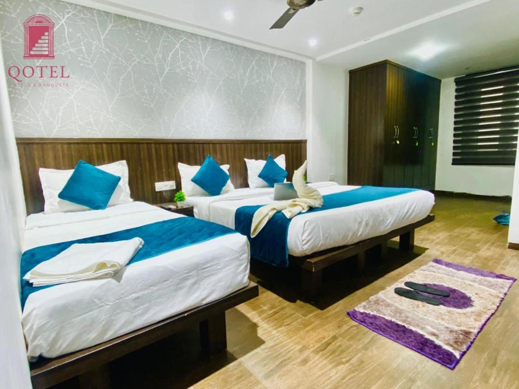 Кровать или кровати в номере Qotel Hotel Rajouri Garden Above Ritu Marbles, Near Rajouri Garden Metro Station