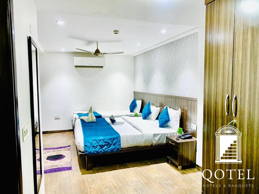 Postel nebo postele na pokoji v ubytování Qotel Hotel Rajouri Garden Above Ritu Marbles, Near Rajouri Garden Metro Station-Couple Friendly