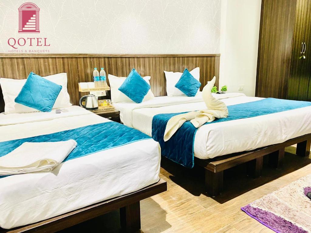 Postel nebo postele na pokoji v ubytování Qotel Hotel Rajouri Garden Above Ritu Marbles, Near Rajouri Garden Metro Station-Couple Friendly