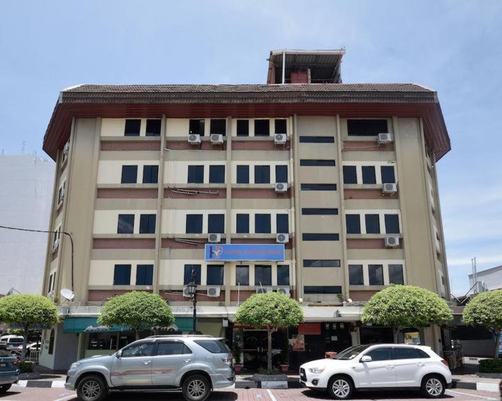 two cars parked in front of a building at HOTEL PANTAI VIEW in Labuan