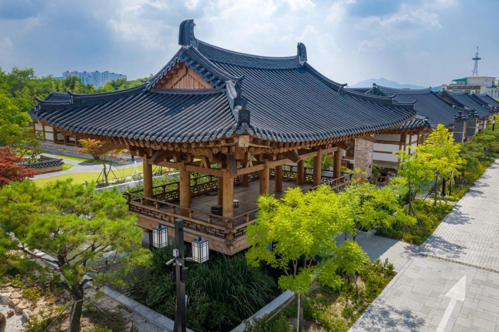 einen Blick über eine Pagode in einem Garten in der Unterkunft Hanok Stay Namwonyechon by Kensington in Namwon