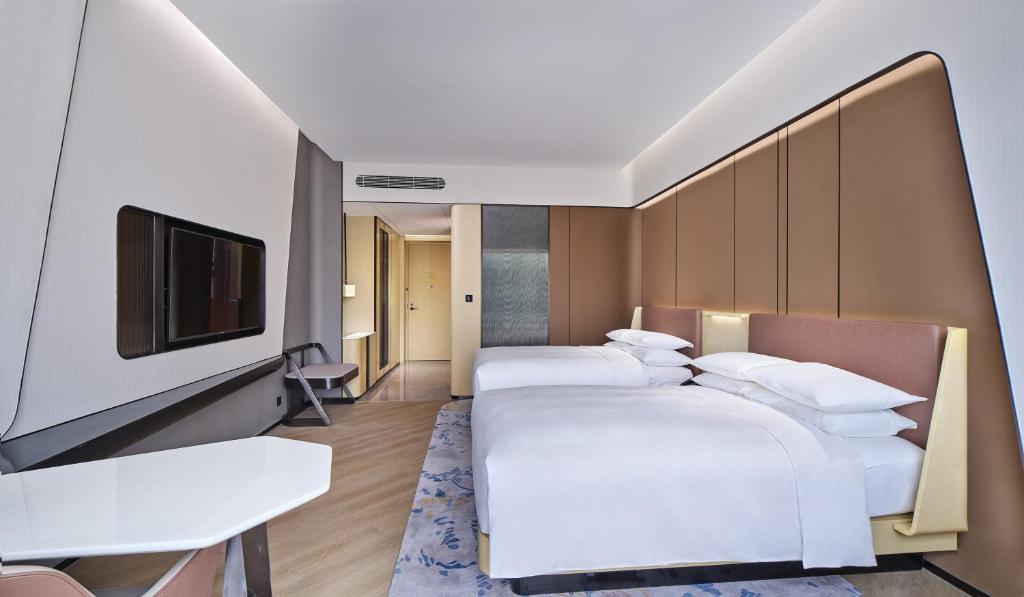 Postel nebo postele na pokoji v ubytování Renaissance Zhuhai Hotel
