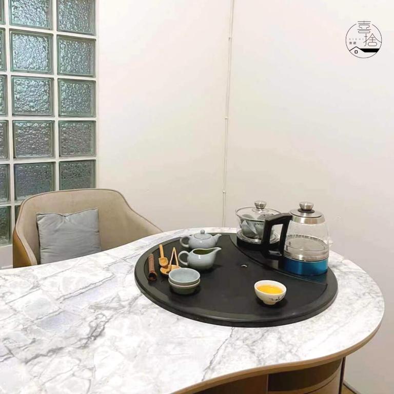 台南喜舍旅居 宠物友善民宿的桌子上放食物的托盘