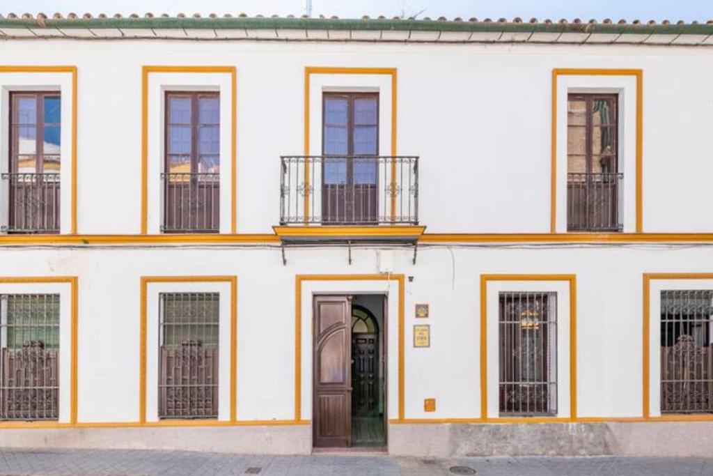 アルカラ・デ・グアダイラにあるLa Casa del Cura 1935の窓と扉のある白い建物