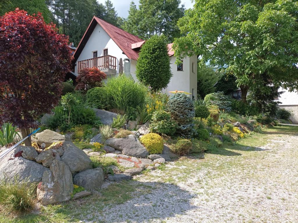 ogród przed domem z kamieniami w obiekcie Pension DORO w mieście Cerny Dul