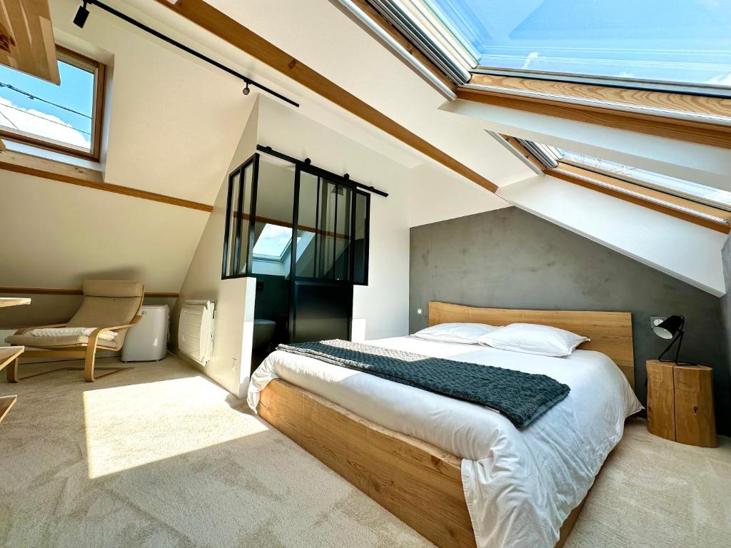 Un dormitorio con una cama grande y una ventana en Alpine Valley - Appartement familial Disneyland Paris - wifi et parking inclus !, en Coutevroult