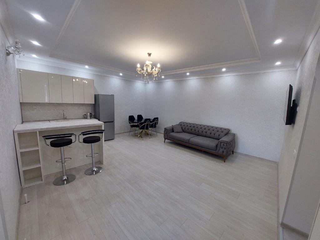 cocina y sala de estar con sofá y mesa en Apartment in Sighnaghi, en Signagi