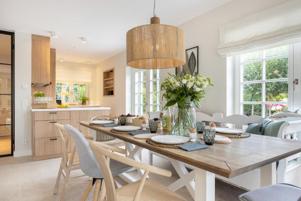 a kitchen and dining room with a table and chairs at Tortuga in Keitum