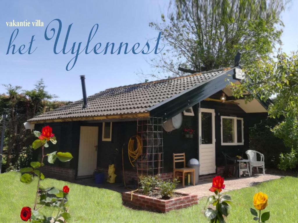 ein winziges Haus im Garten mit den Worten Hot Wellness in der Unterkunft het Uylennest, uniek en goedkoop! in Hem
