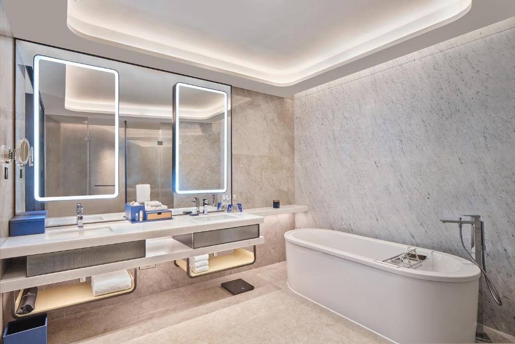 Koupelna v ubytování Renaissance Zhuhai Hotel
