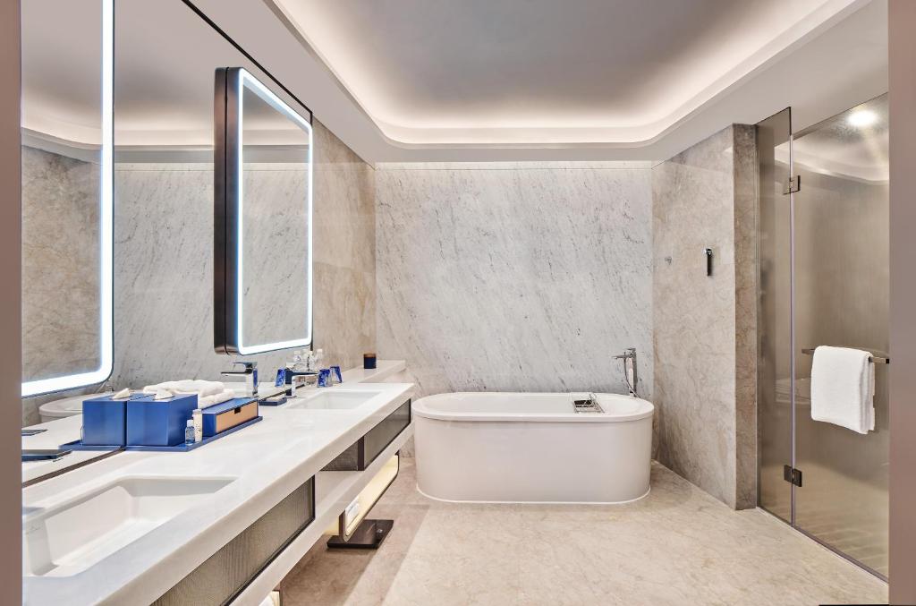 Koupelna v ubytování Renaissance Zhuhai Hotel