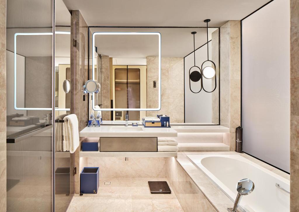 Koupelna v ubytování Renaissance Zhuhai Hotel