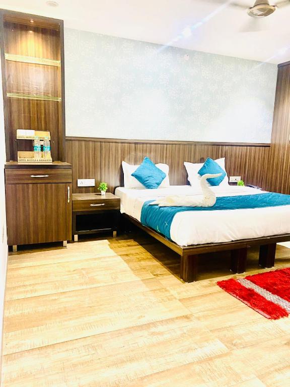 Postel nebo postele na pokoji v ubytování Qotel Hotel Rajouri Garden Above Ritu Marbles, Near Rajouri Garden Metro Station-Couple Friendly