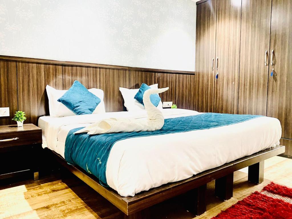 Postel nebo postele na pokoji v ubytování Qotel Hotel Rajouri Garden Above Ritu Marbles, Near Rajouri Garden Metro Station-Couple Friendly