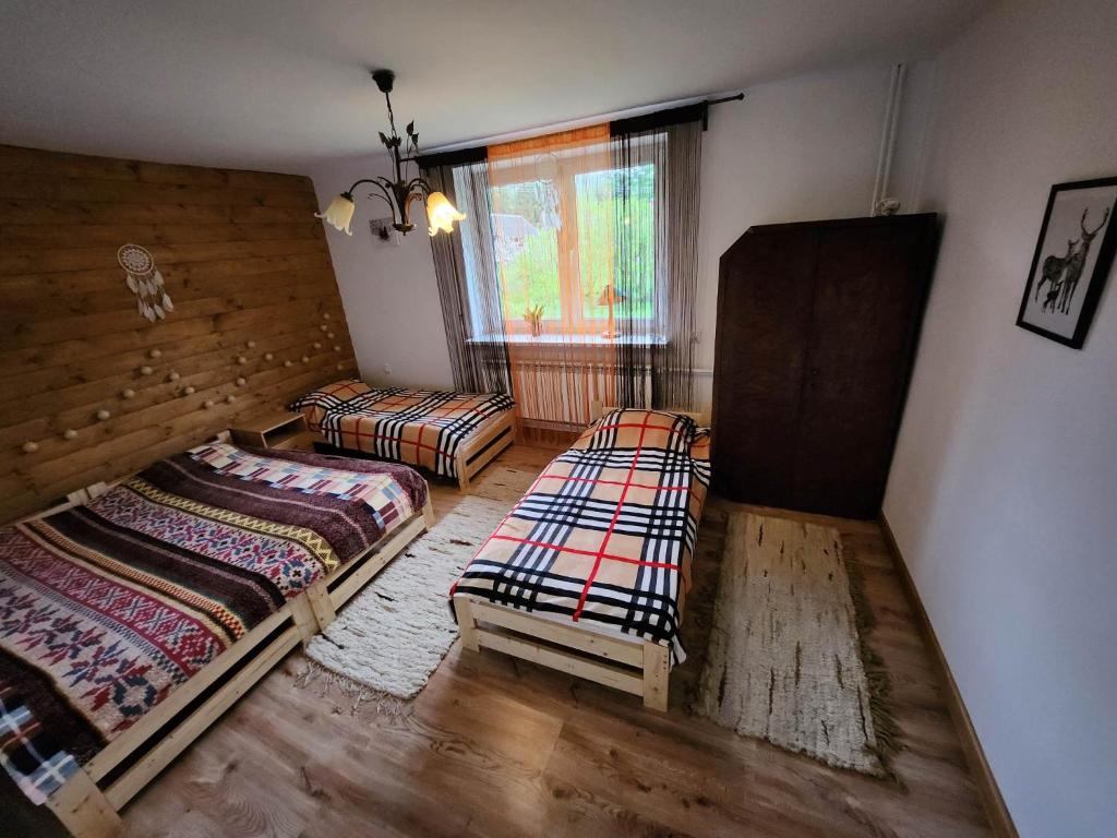 - 2 lits dans une chambre avec fenêtre dans l'établissement Włudzikówka, à Polana