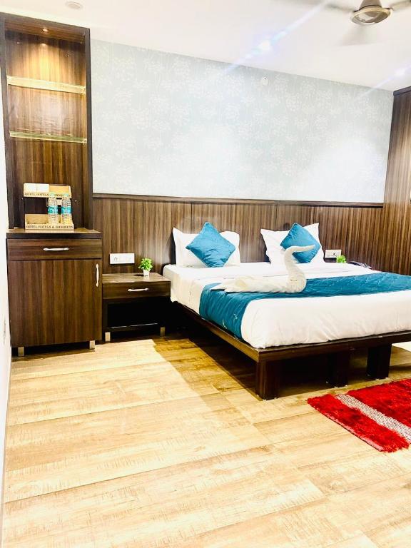 Postel nebo postele na pokoji v ubytování Qotel Hotel Rajouri Garden Above Ritu Marbles, Near Rajouri Garden Metro Station-Couple Friendly