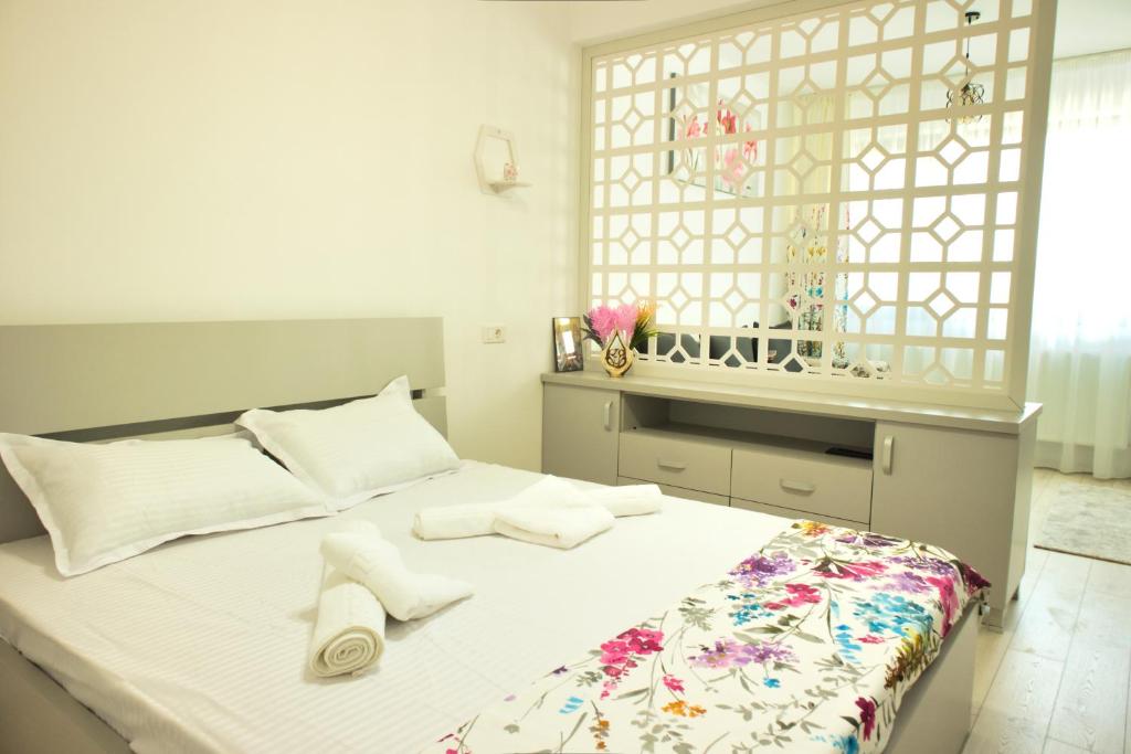 Giường trong phòng chung tại Modern Studio near Coresi Mall w. parking