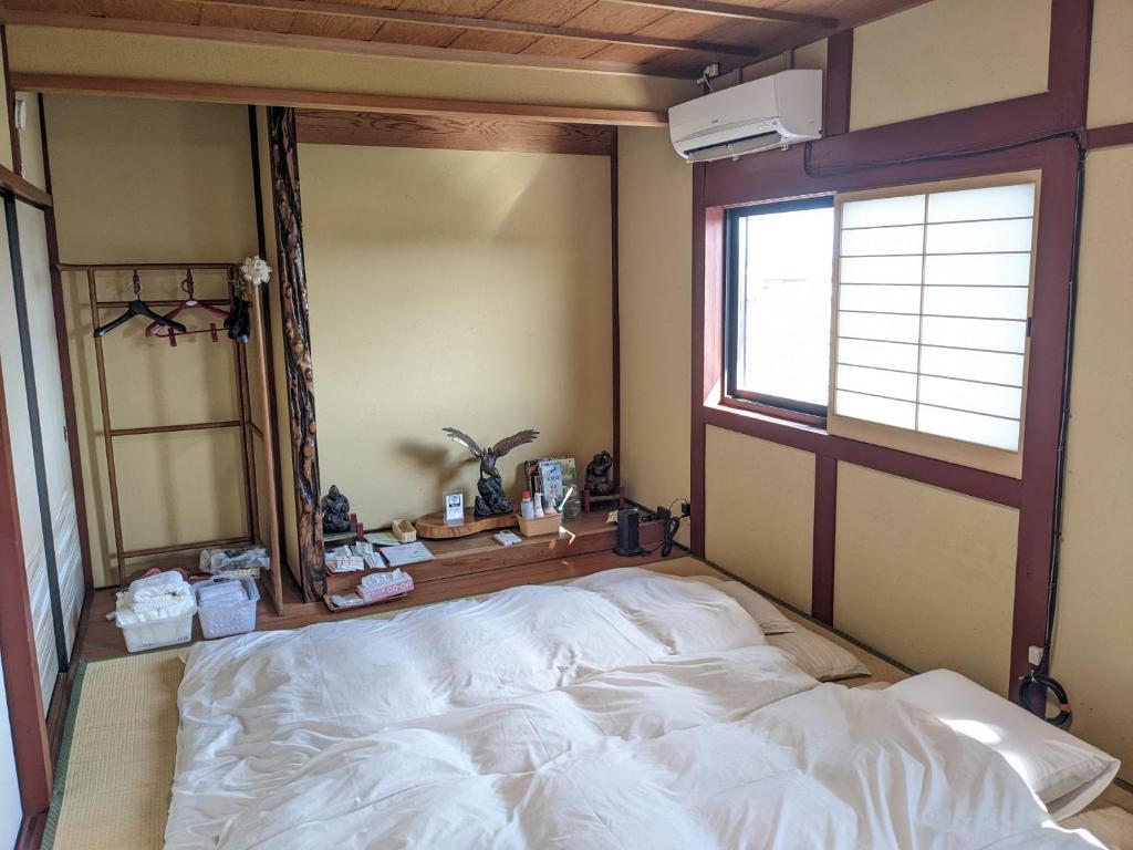 Postel nebo postele na pokoji v ubytování FarmStayINN 母屋 Sanzaemon-tei GuestHouse Second floor Shiga-Takasima Traditional Japanese architecture house Limited to one group per day