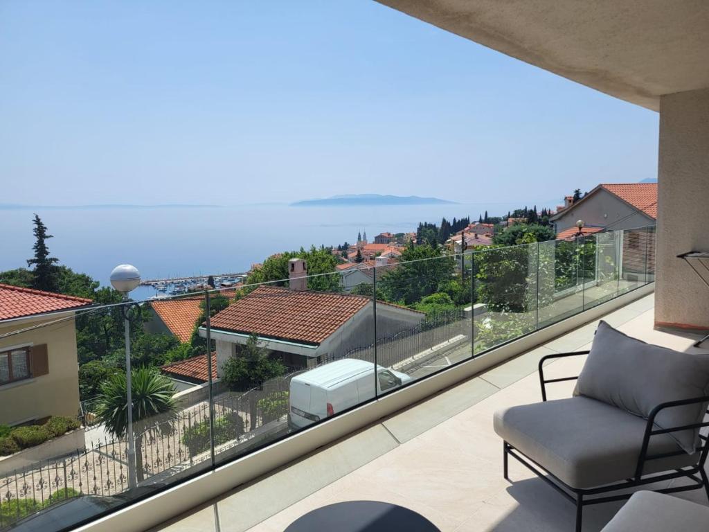 een balkon met uitzicht op de oceaan bij Premium apartment with beautiful sea view, short walk to the sea in Opatija