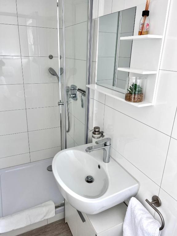 Prime Host Balcony Apartment - 16