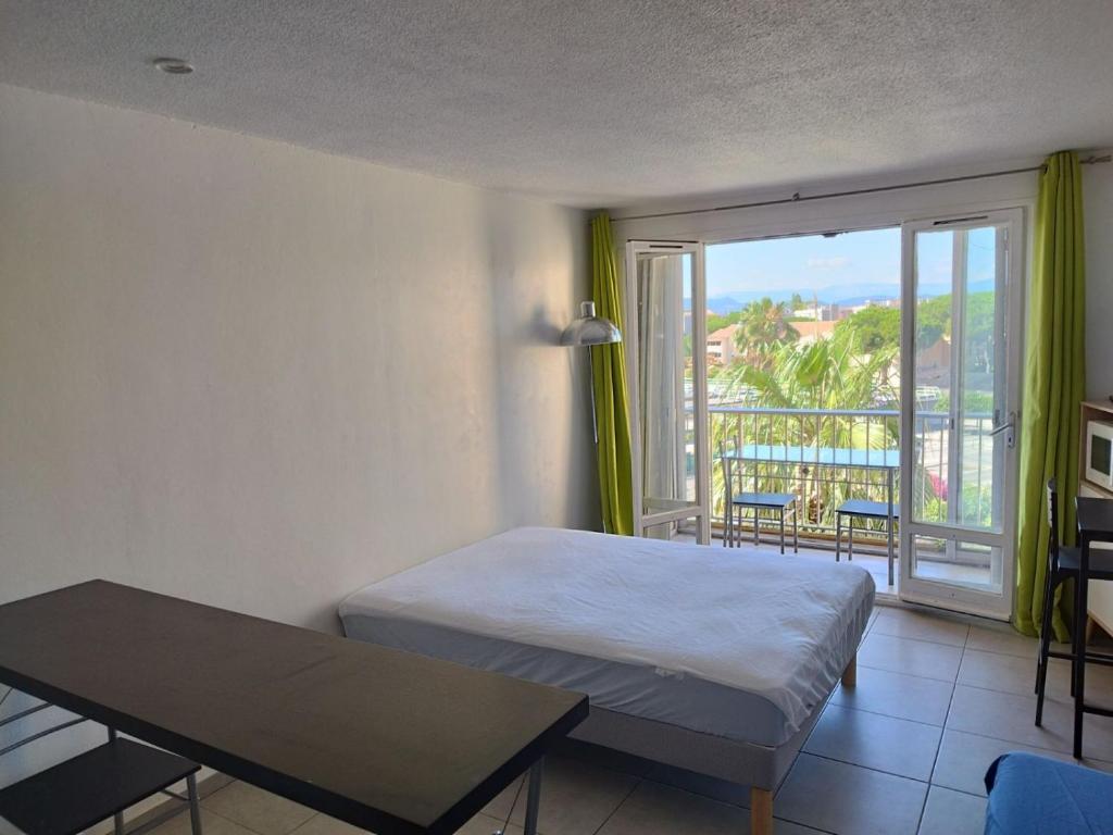 Fotografia z galérie ubytovania Studio en Résidence avec parking privé v destinácii Fréjus