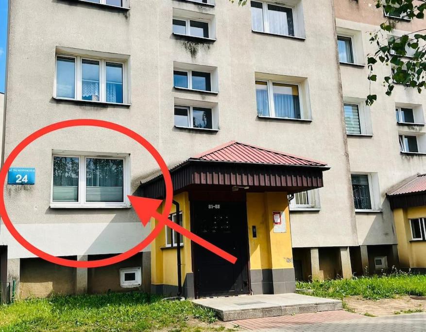 un bâtiment avec un cercle rouge devant lui dans l'établissement Nowomiejska Blisko Centrum, à Suwałki