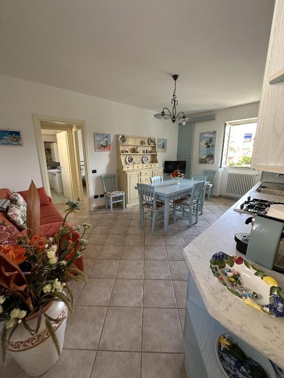 Il comprend une cuisine et un salon avec une table. dans l'établissement CASA CELESTE, à Bordighera