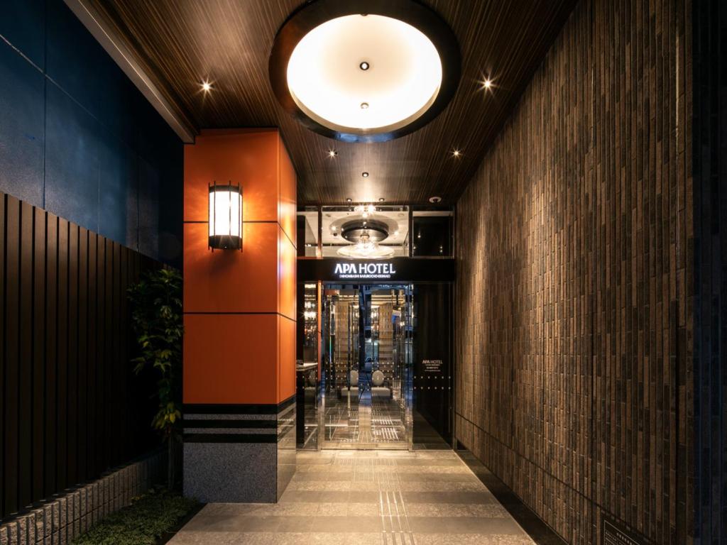 東京的住宿－APA Hotel Nihombashi Bakurocho Ekimae，天花板上设有大钟的建筑走廊